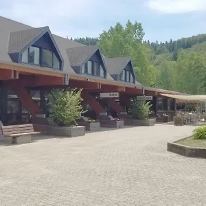 hotel-domaine-du-lac-chambon.hotels-rhonealpes.com/